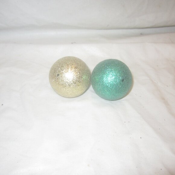 RETRO SET OF 2 ROUND PLASTIC GLITTER CHRISTMAS ORNAMENTS 1 GREEN 1 GOLD - Picture 3 of 4